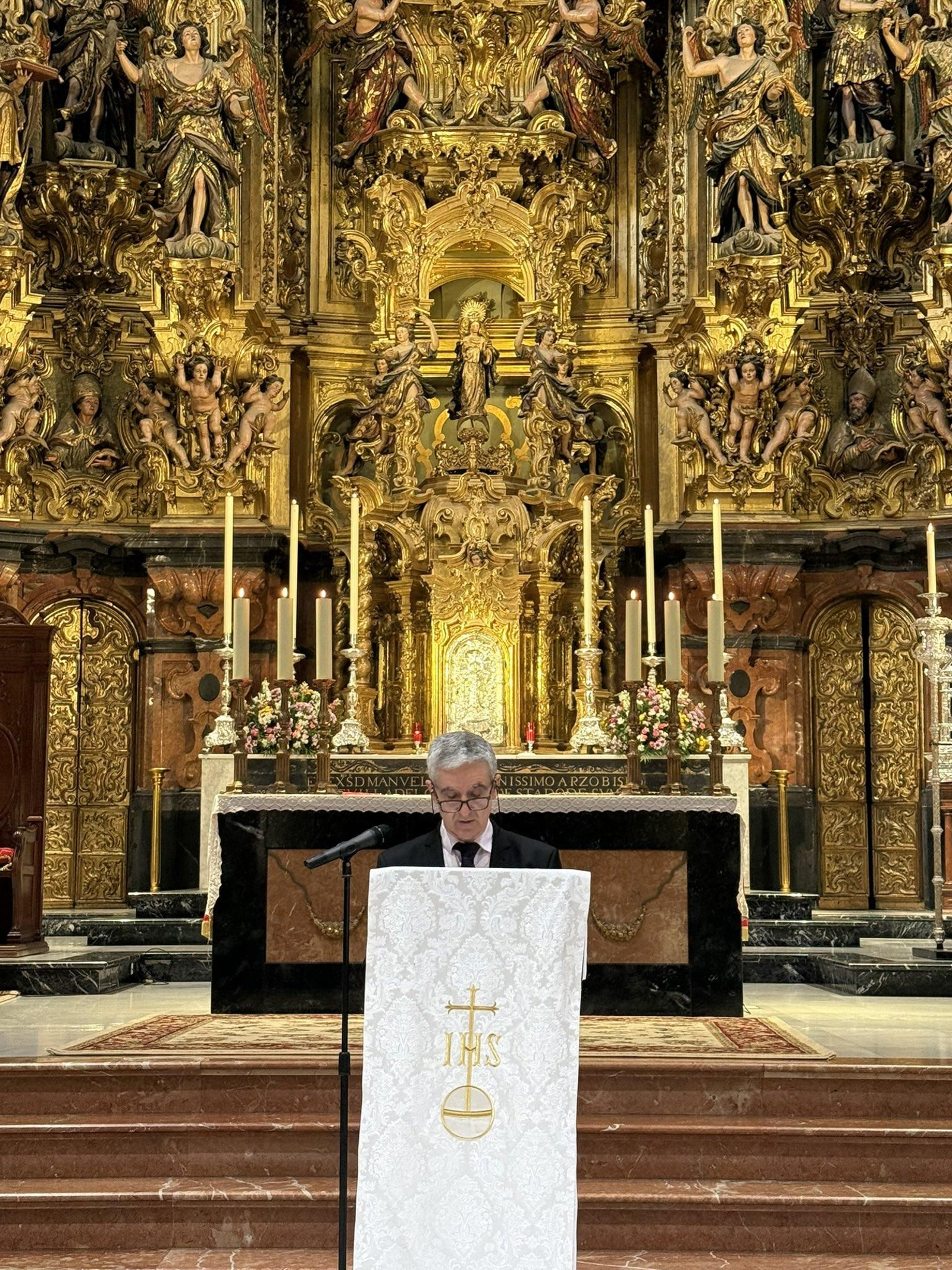 El organero Óscar Laguna durante la explicación de la restauración.