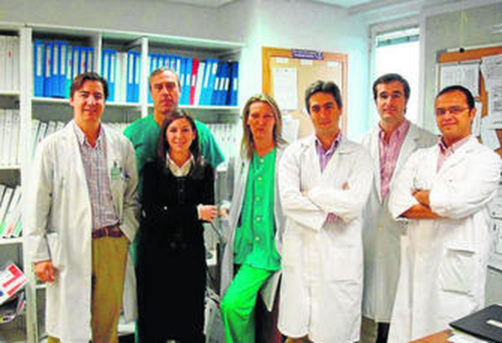 Miguel Ángel Gómez Bravo, a la izquierda, con algunos miembros de su equipo de Trasplante Hepático.