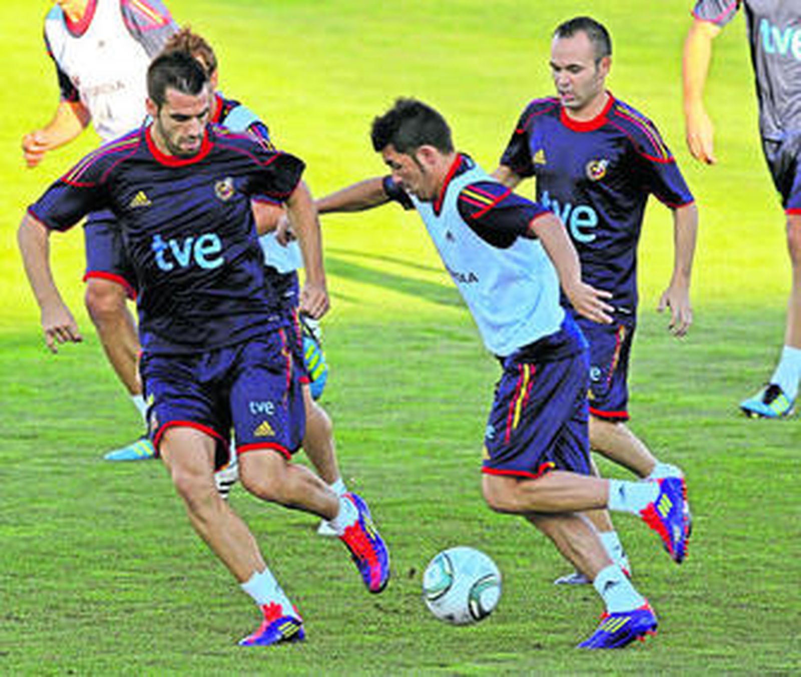 David Villa encara a Negredo durante el entrenamiento de la selección española.