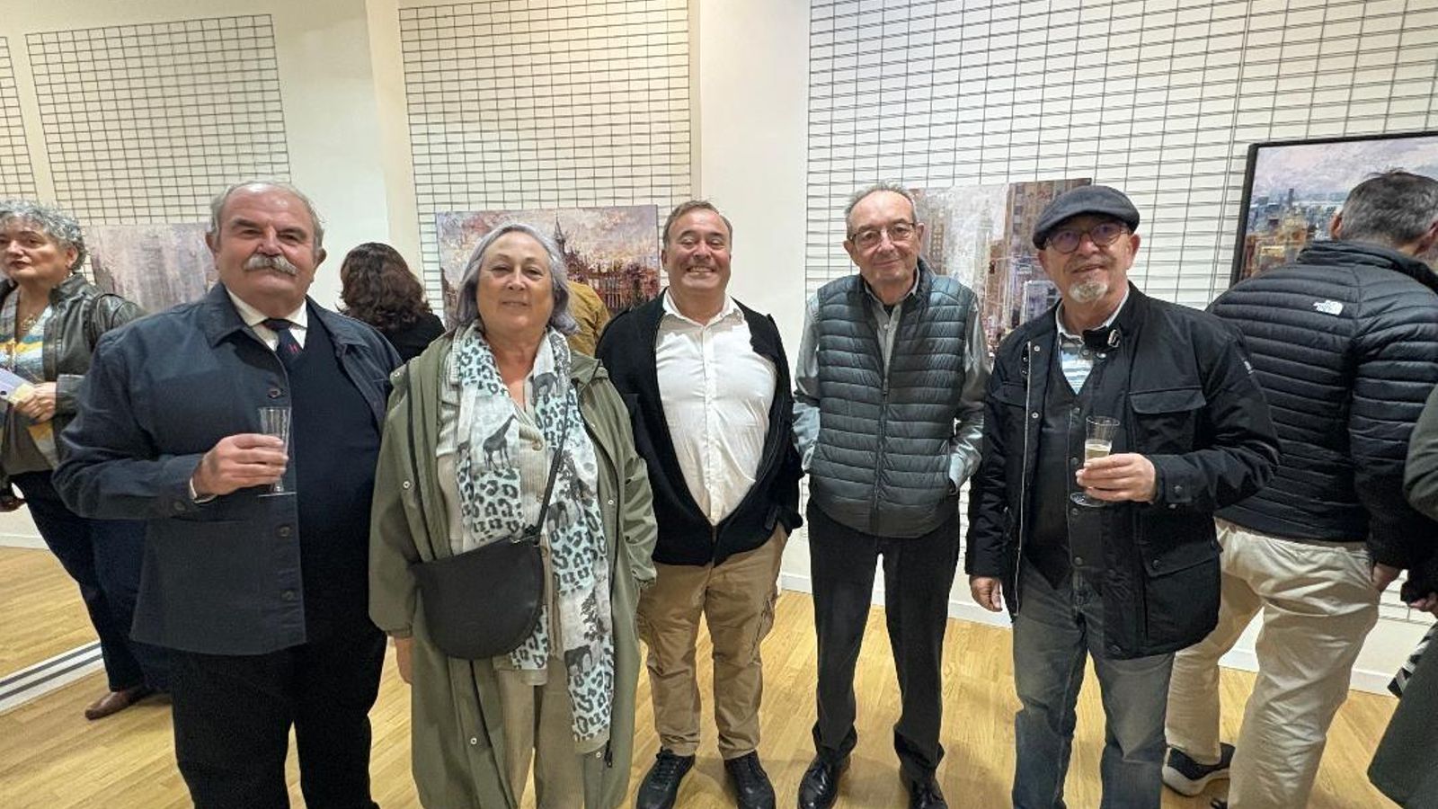 Juan López Cancio, Marisa Rebolledo, Fernando Osuna, Faly Benot y el pintor Pepe Palacios coincidieron durante la inauguración de la muestra.
