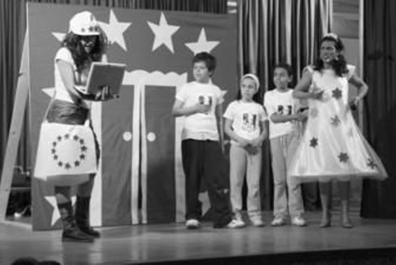 Representación de la obra 'El viaje de luna' en el colegio público Puerta del Mar para celebrar el Día de Europa.