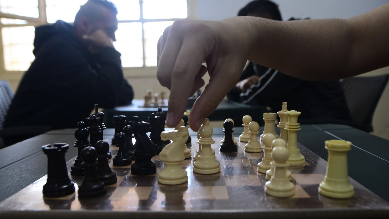 El módulo cuenta con varias mesas de ajedrez.