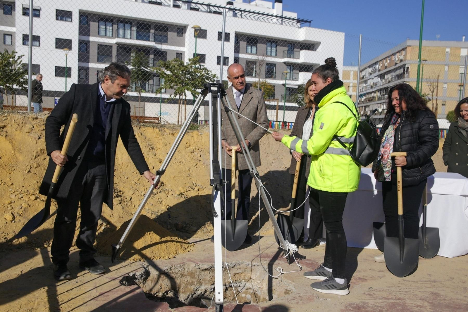 Colocación de la primera piedra de una nueva promoción de VPO en Triana.
