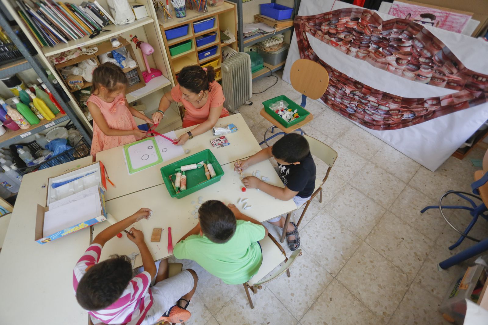 Alumnos de infantil en clase con su maestra.