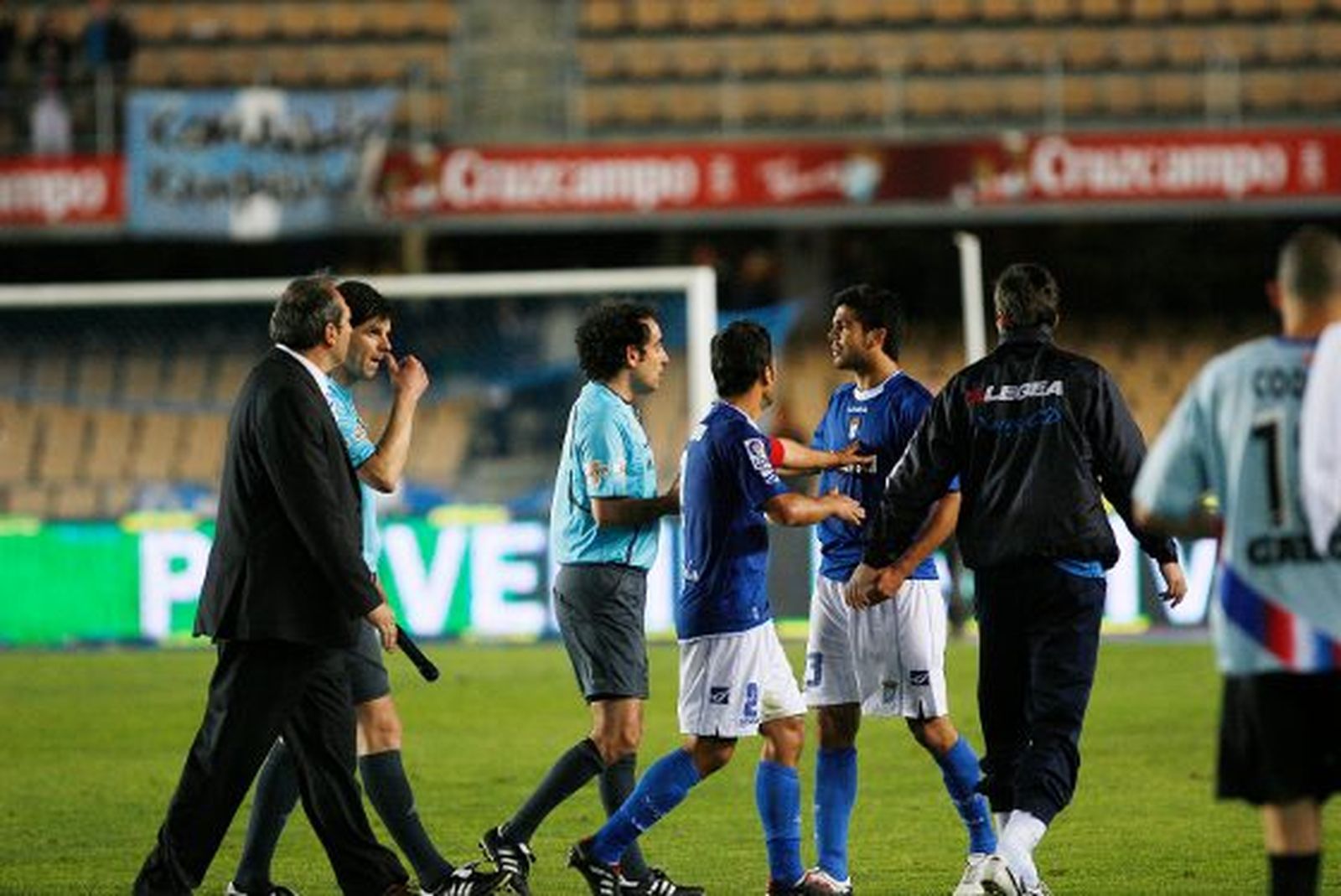 Aythami comenta a Iturralde el mal gesto de Miku una vez finalizado el encuentro

Foto: Pascual