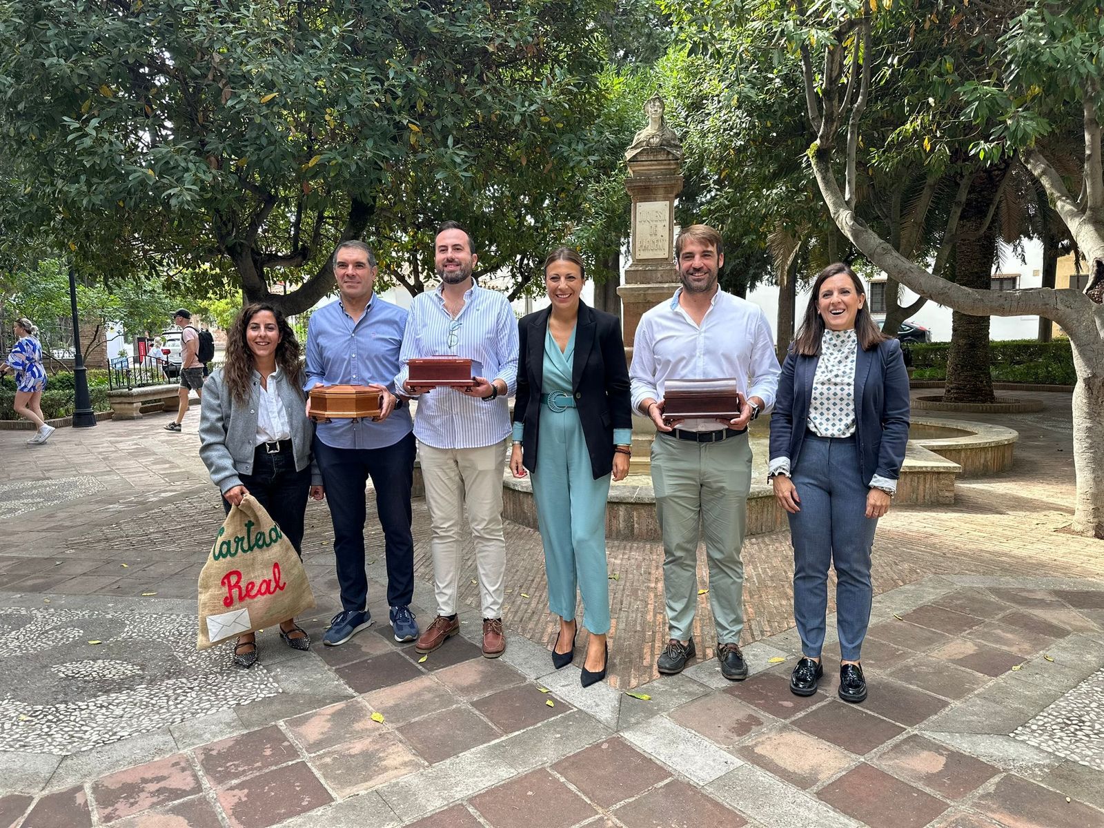 La alcaldesa de Ronda junto a las personas elegidas para encarnar a los Reyes Magos y la Cartera Real