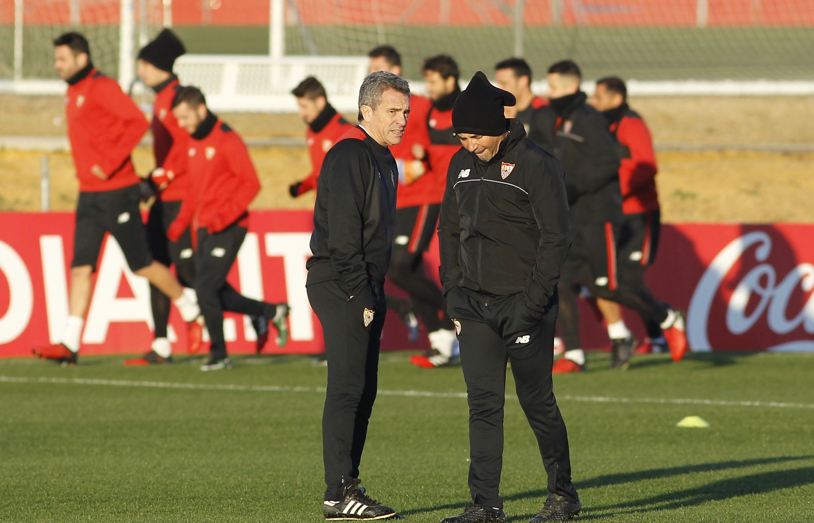 Lillo (i) y Sampaoli (d) hablan en el regreso a los entrenamientos.