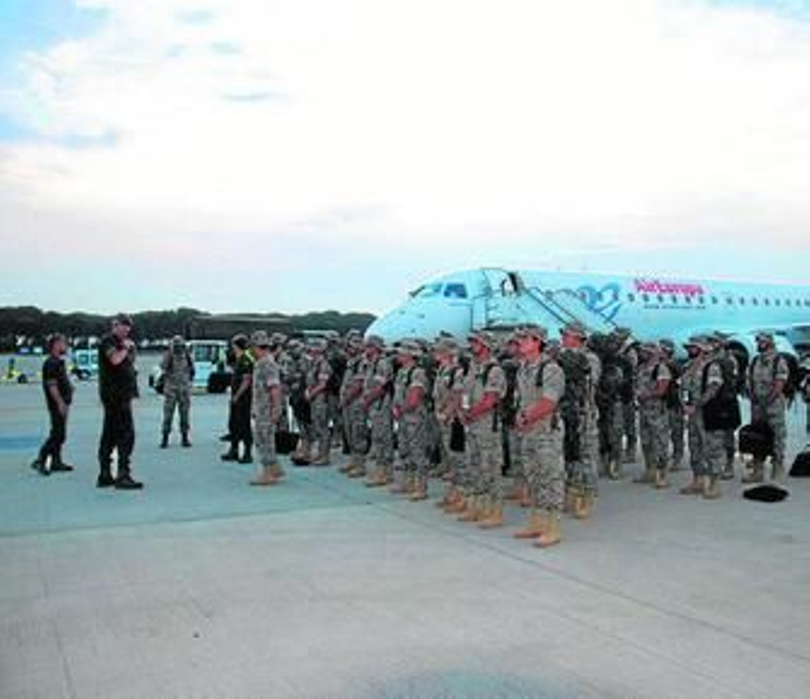 Un momento del acto de despedida, ayer en la pista del aeropuerto jerezano.
