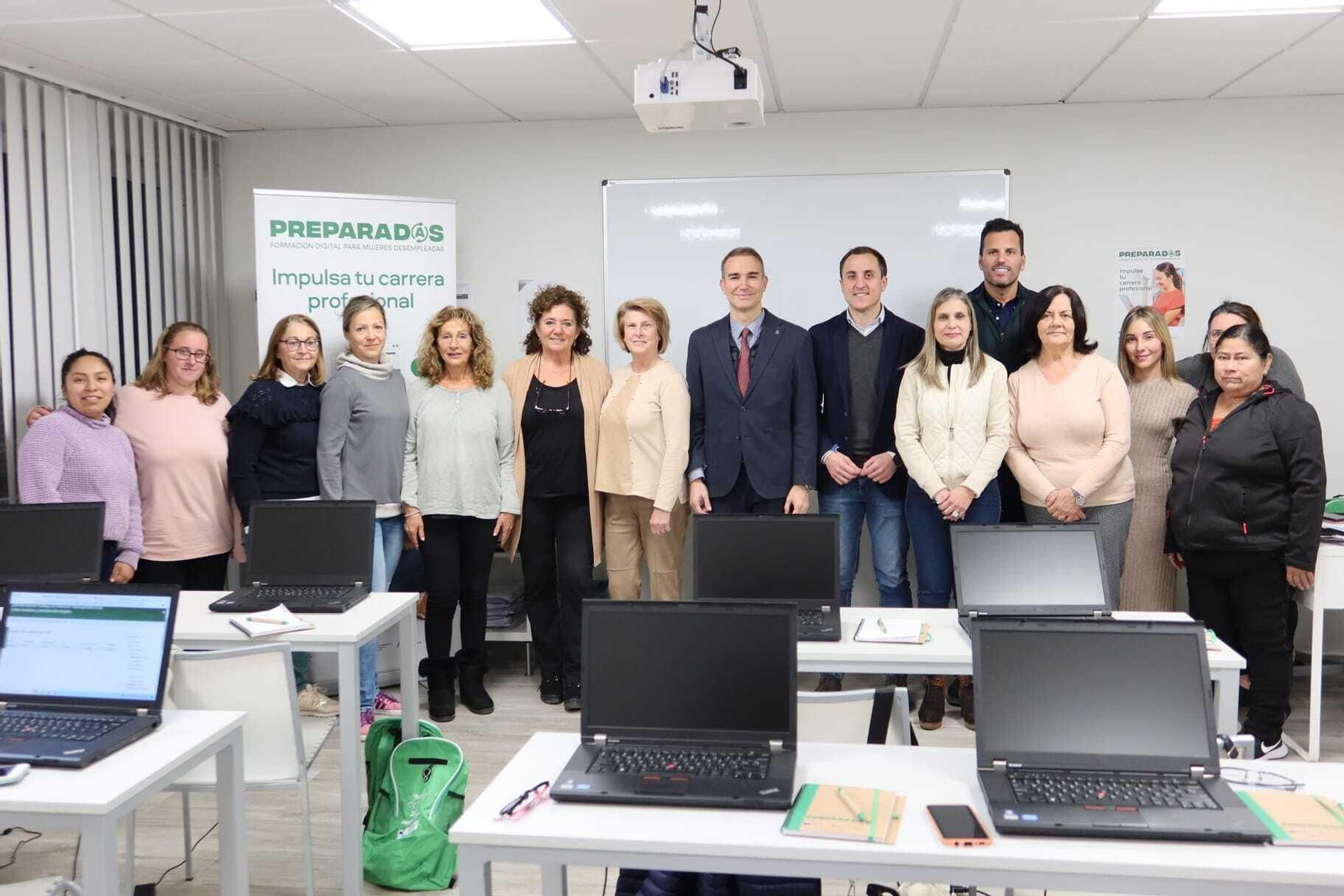 El delegado de Empleo, Amós García, y el alcalde de Vera, Alfonso García, han visitado a las alumnos.