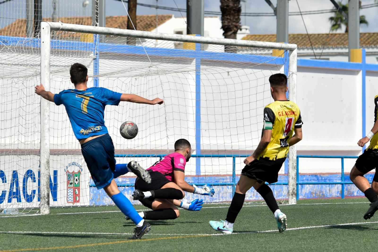 Migue Alonso anota el segundo gol del Guadalcacín al Bazán.
