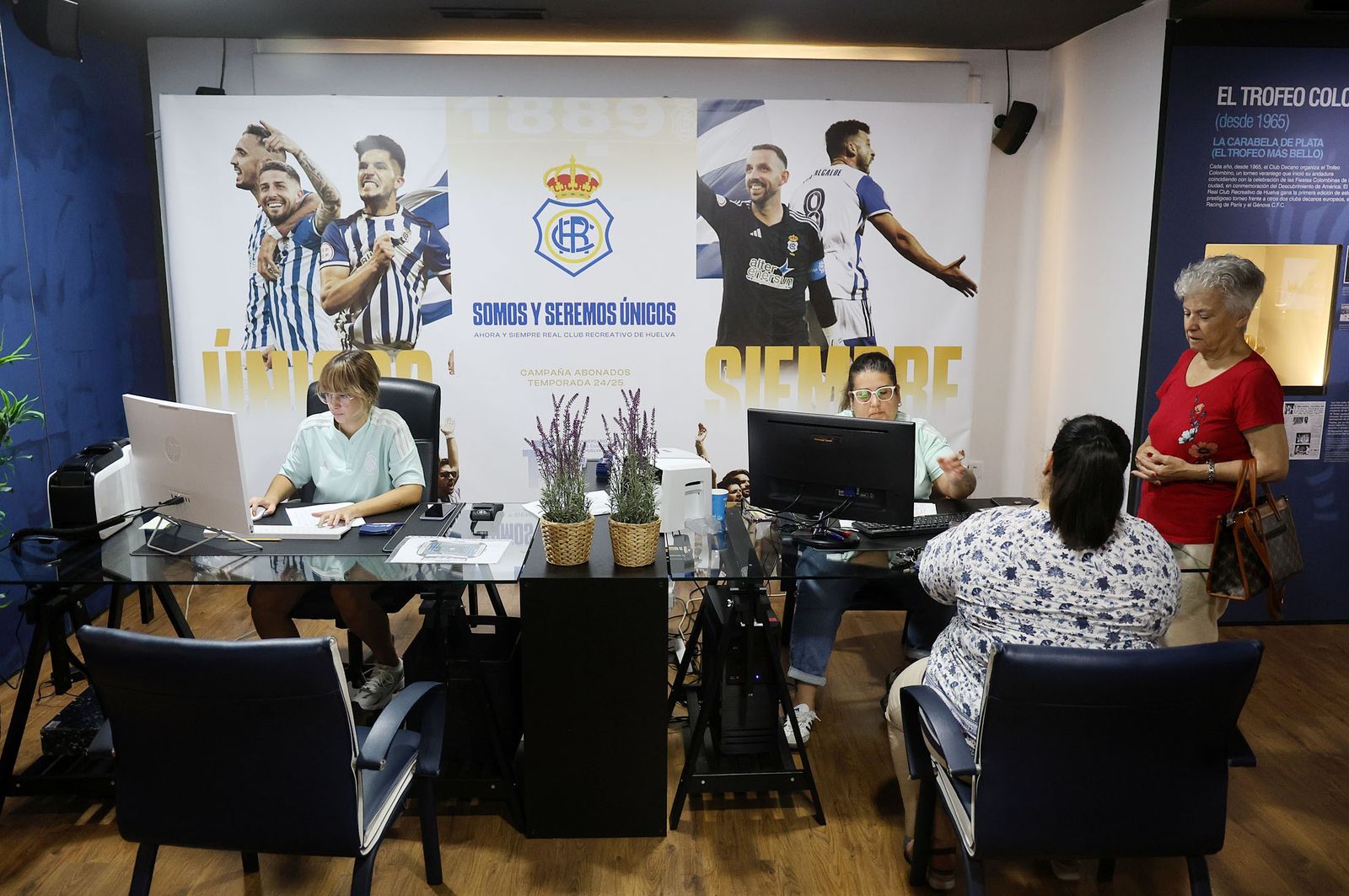 Aficionados en las oficinas del Recreativo de Huelva suscriben sus abonos