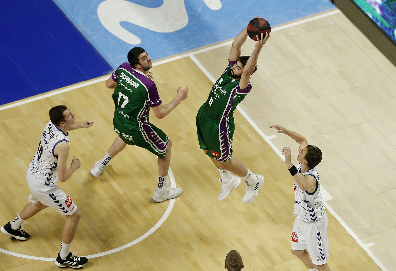 Dani Díez se eleva para coger un rebote.