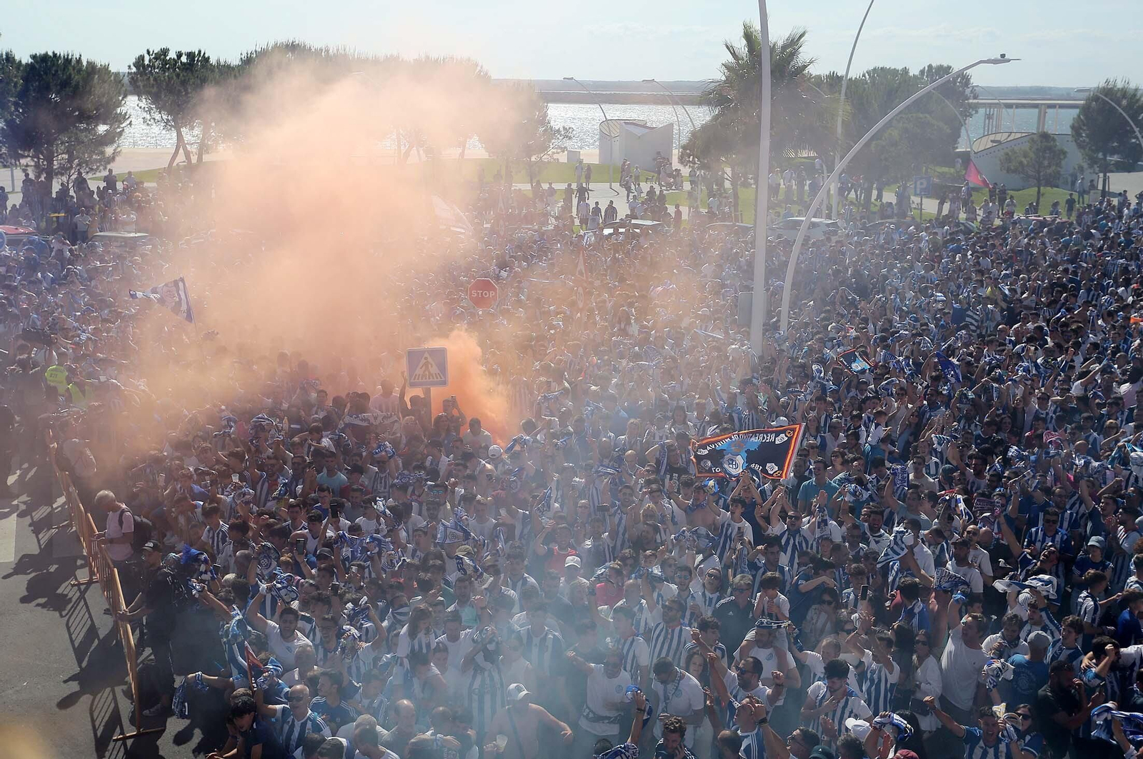 Imágenes del gran ambiente en el Nuevo Colombino en el ascenso del Recre