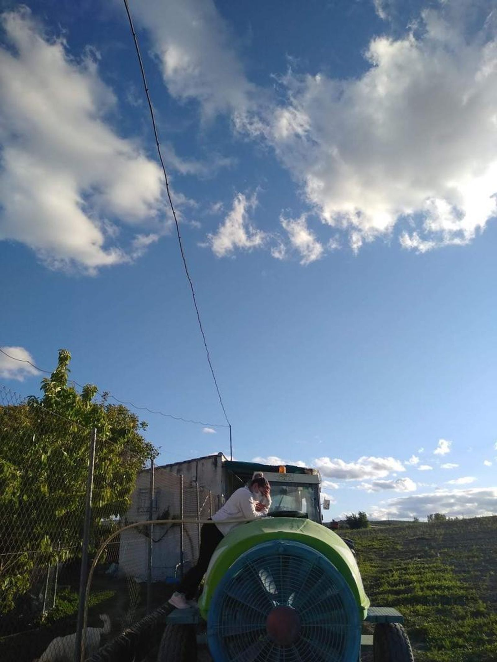 Agricultora trabaja en un campo de Jaén
