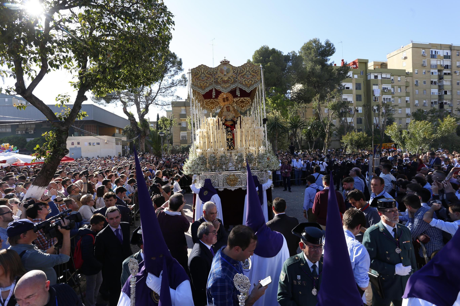 La Virgen del Amor recorre las calles de Pino Montano el Viernes de Dolores.
