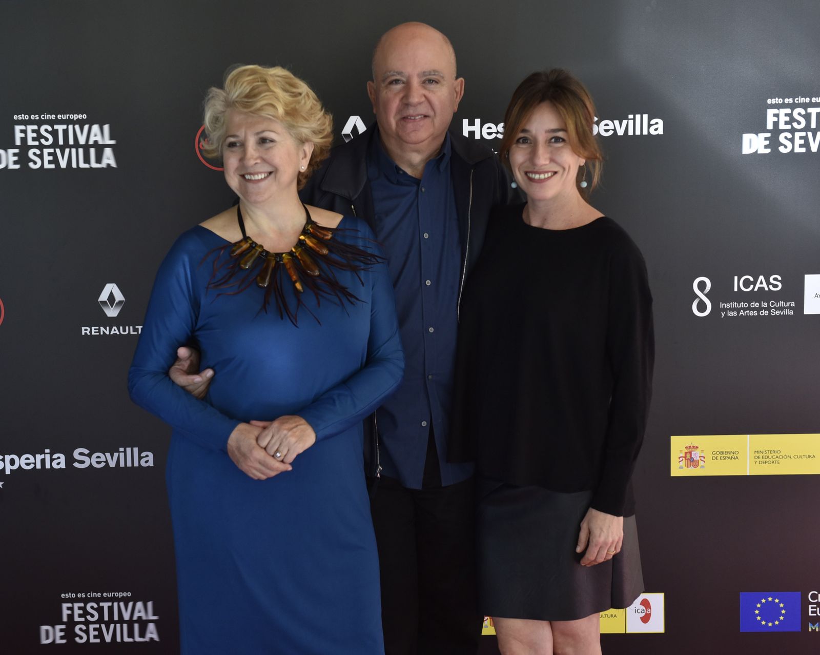 Esther García y Agustín Almódovar, de la productora El Deseo, y la actriz Lola Dueñas, ayer en el SEFF.
