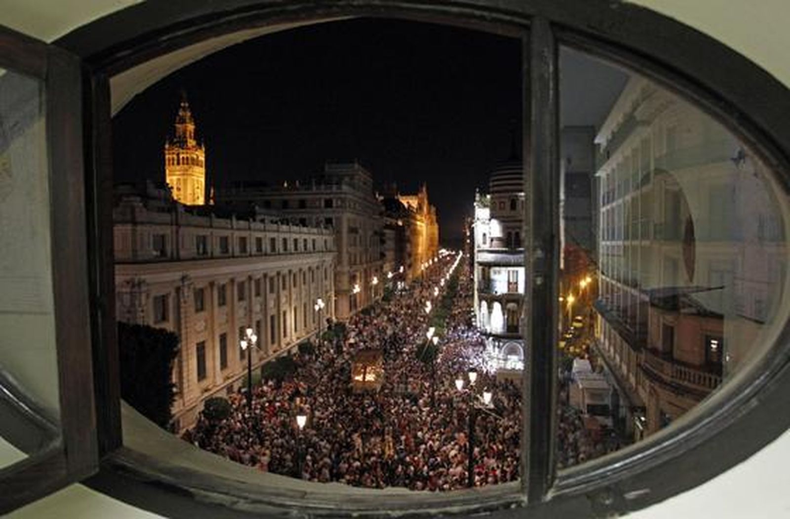 La Virgen de Regla vuelve a su templo tras ser coronada.

Foto: Antonio Pizarro