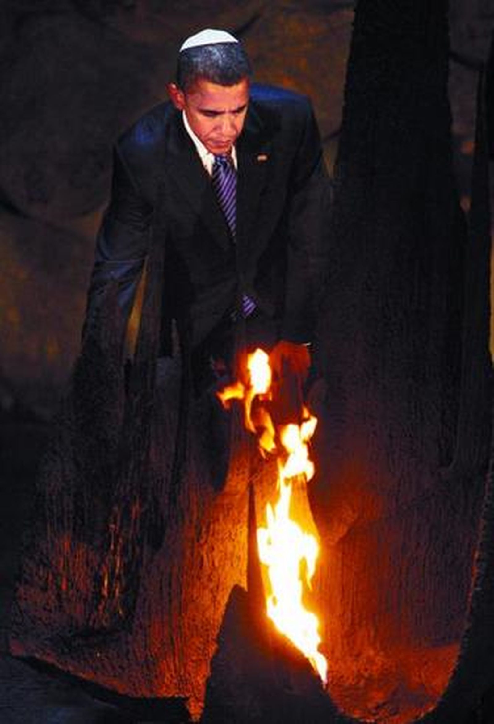 Obama junto a la llama eterna en el museo del Holocausto.