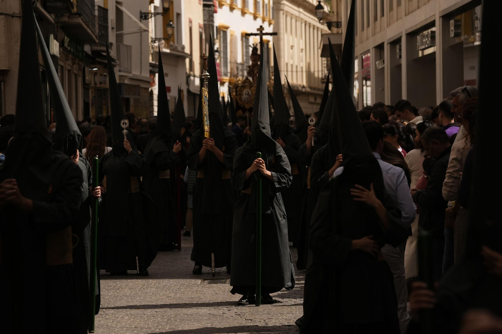 Nazarenos por las calles del centro de Sevilla el Sábado Santo.