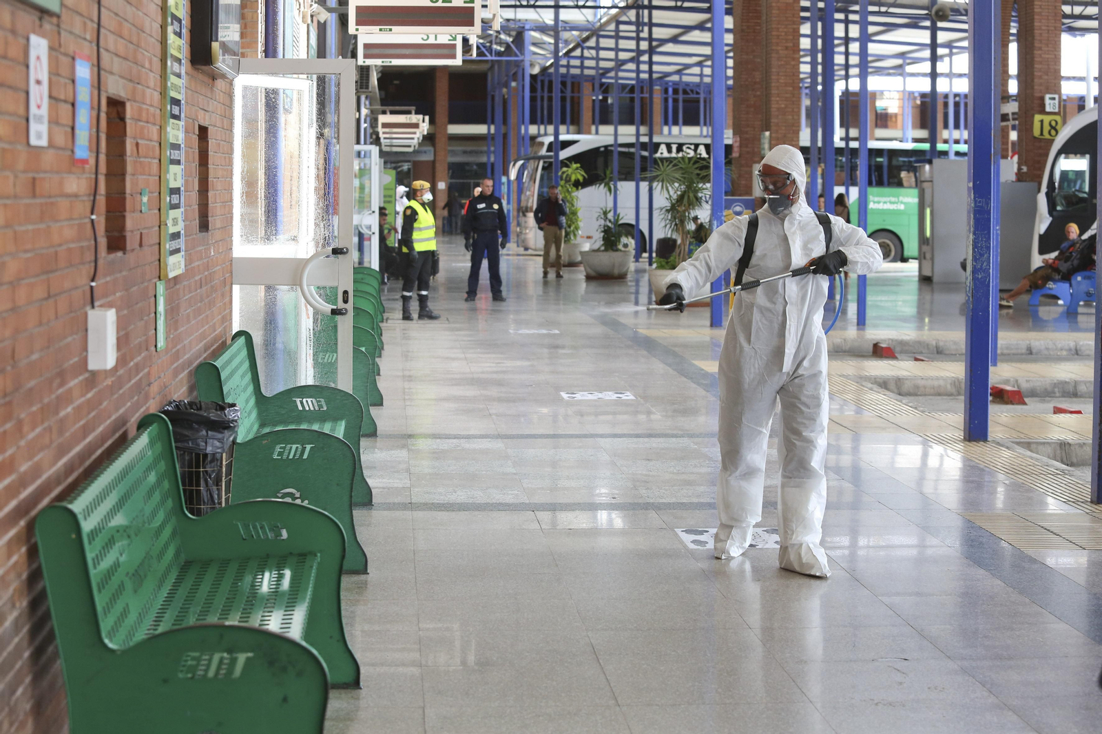 La UME desinfecta en Málaga la estación de autobuses y el puerto, en fotos