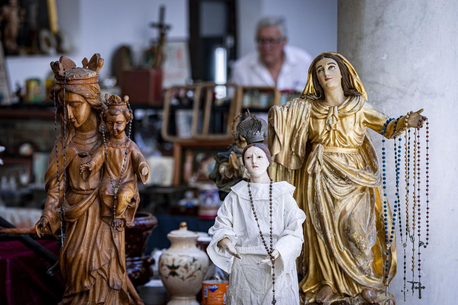 Imágenes del curioso mercadillo de antigüedades en el convento de Santo Domingo en Cádiz