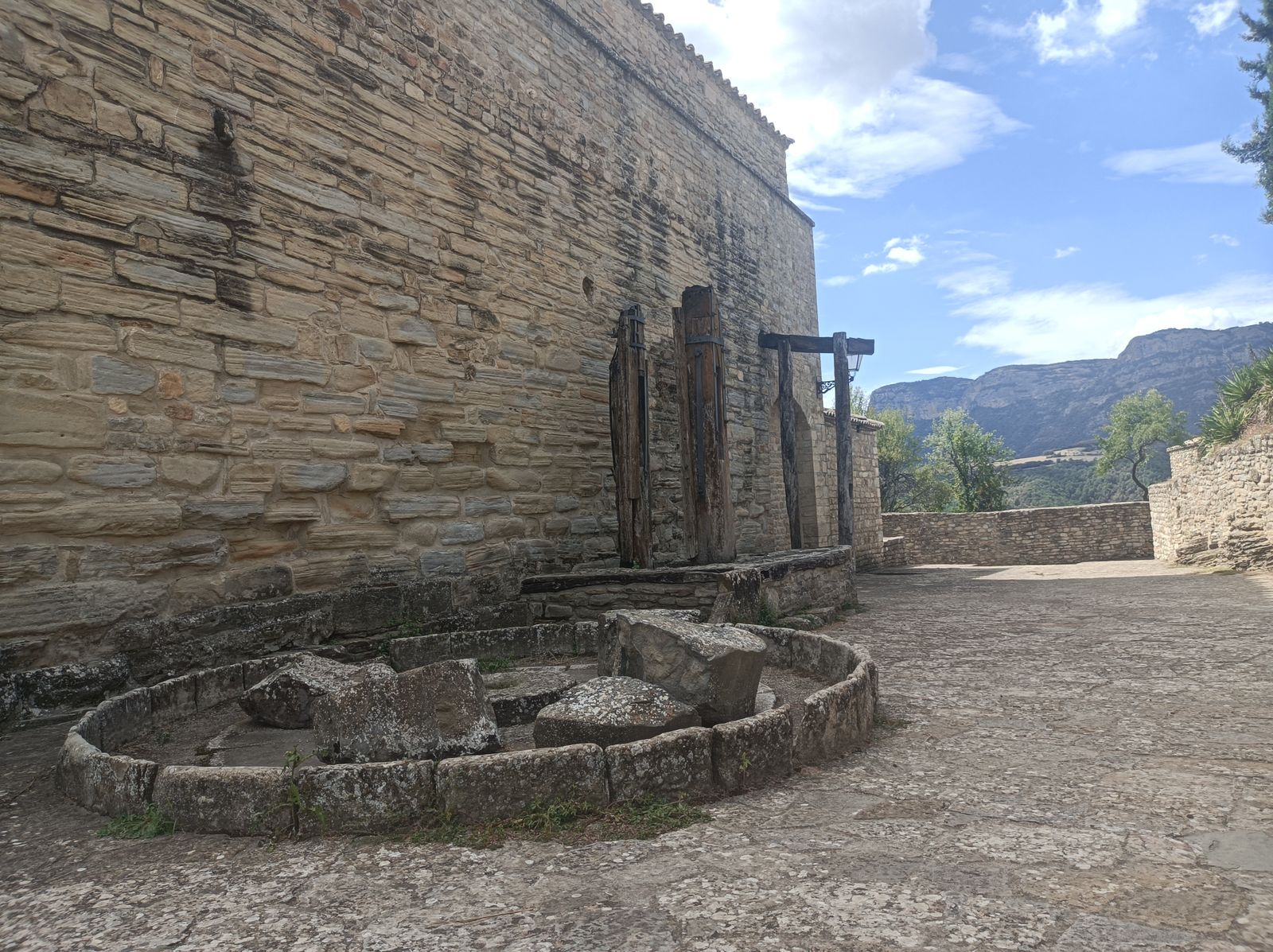 Merece la pena callejear por la histórica localidad de Roda de Isábena.