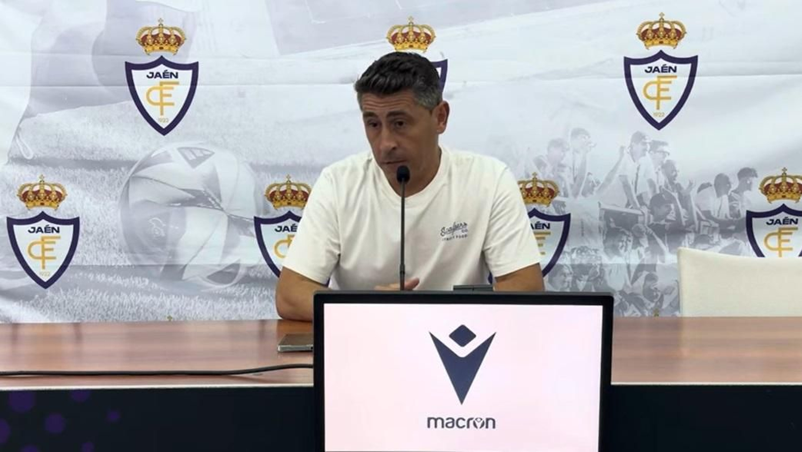 Roberto Peragón, en rueda de prensa previa al choque ante el Martos CD.