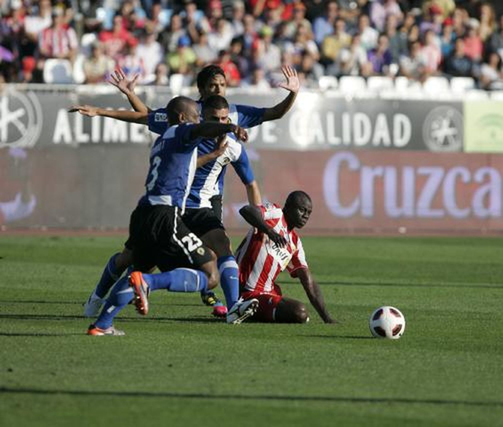 El Almería empata en casa 1-1 ante el Hércules. / Javier Alonso