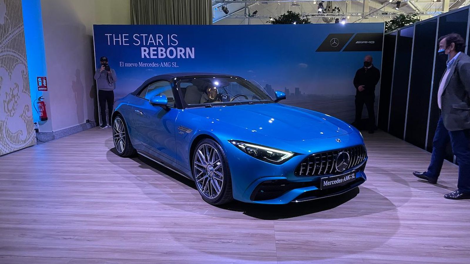 La capota en la nueva generación del SL será siempre de lona y podrá elegirse su color entre tres posibles.