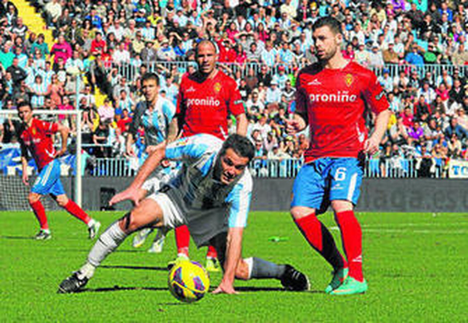 Toulalan se resbala y cae ante la presencia del zaragocista Rodri.