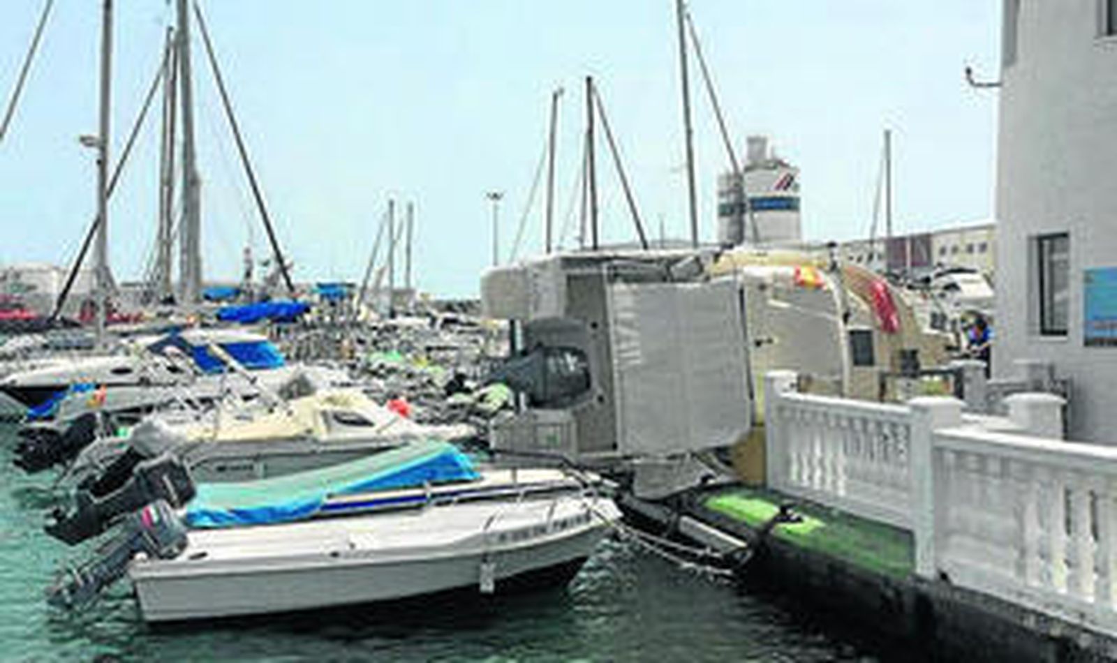 Varias embarcaciones sufrieron daños por el viento.