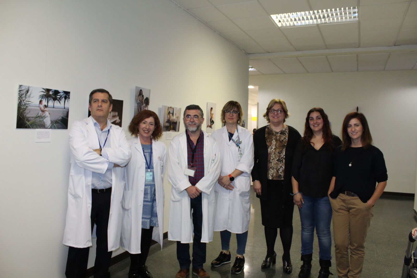 La delegada de Salud , junto la autora de la exposición y representantes del Hospital de Poniente y la asociación Lactalmería