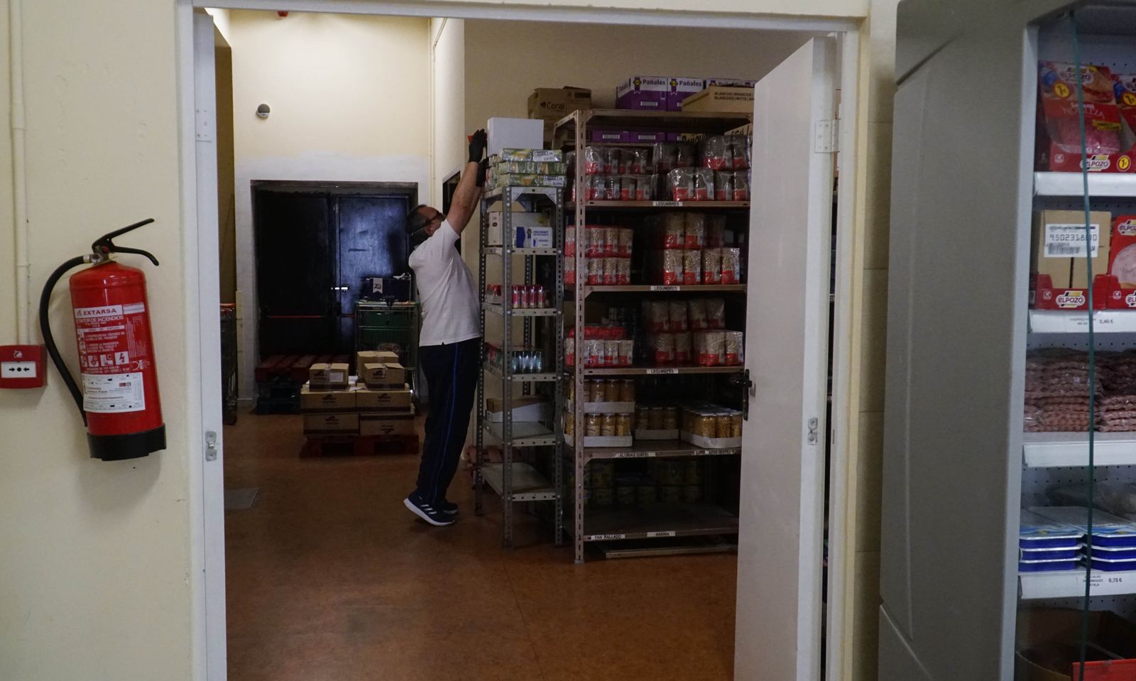 Coronavirus en Sevilla: Visita al economato social de las hermandades en el casco antiguo