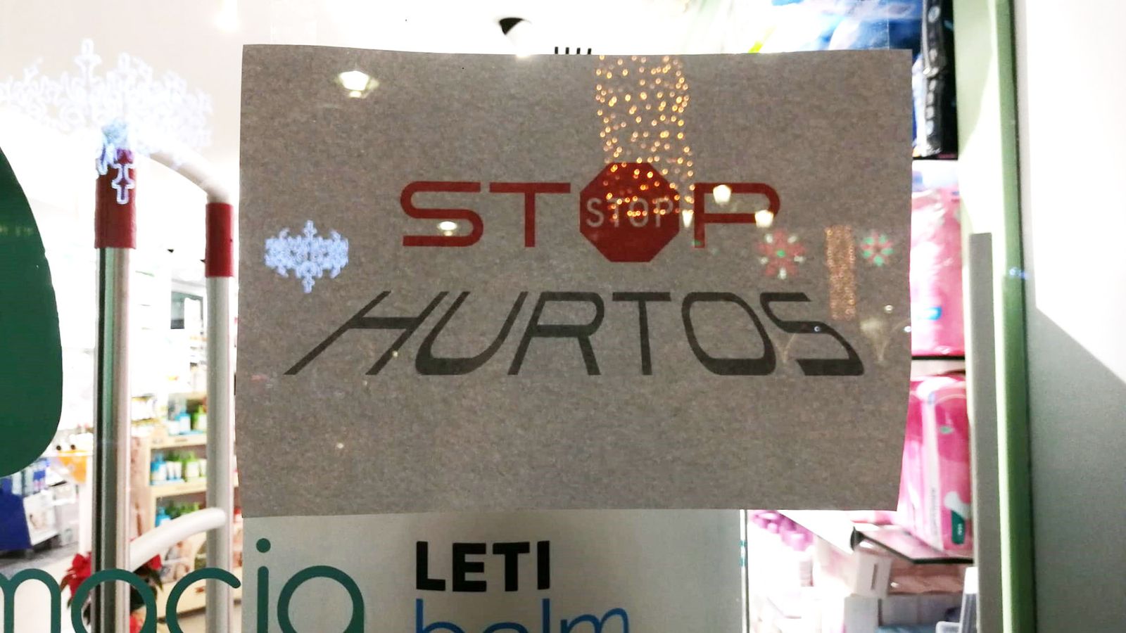 Cartel instalado en el escaparate de de un establecimiento.