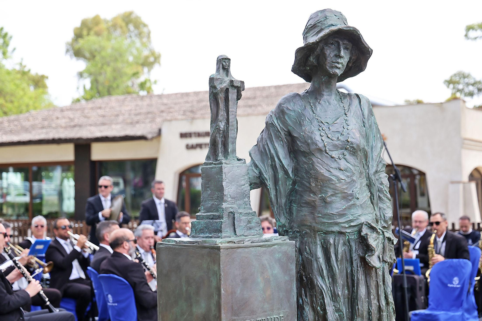 Las imágenes de la inauguración de la escultura a Miss Whitney