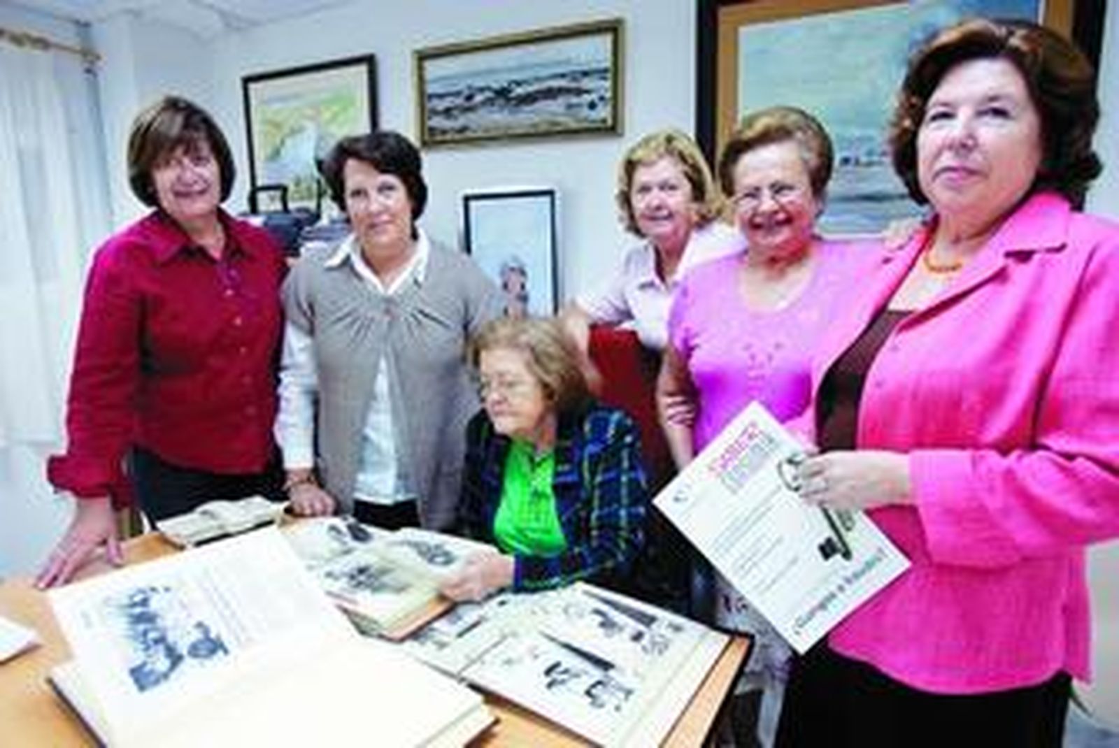 La presidenta de la entidad con algunas de sus colaboradoras, en la sede.