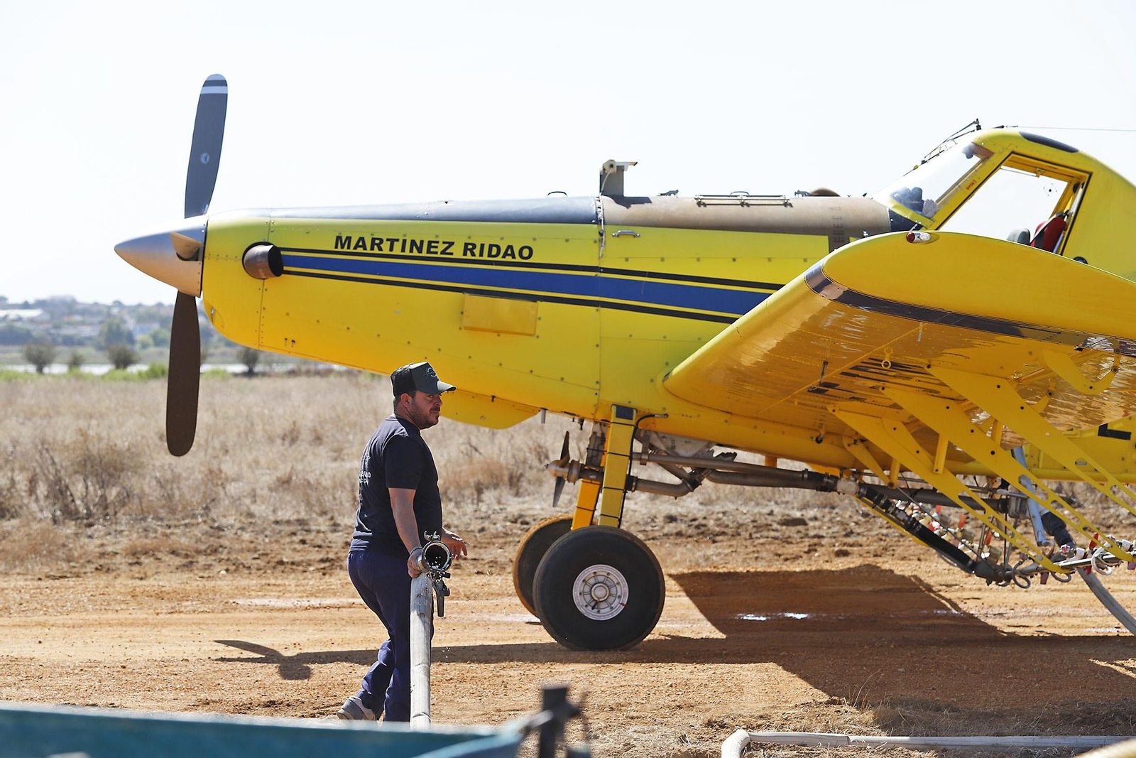 Imágenes del vuelo demostrativo de los medios aéreos del servicio de control de mosquitos