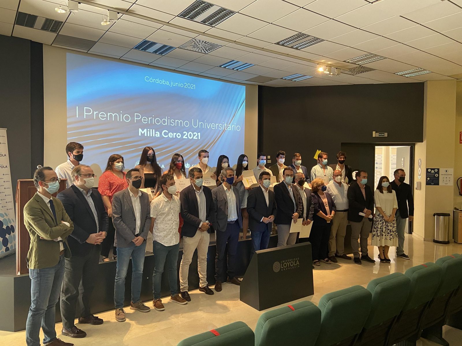 Foto de familia de los premiados.