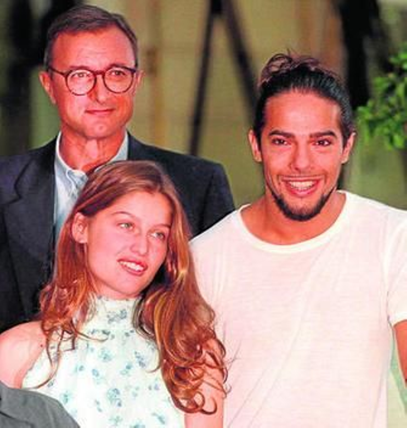 El escritor con los protagonistas de la película 'Gitano', foto de archivo.