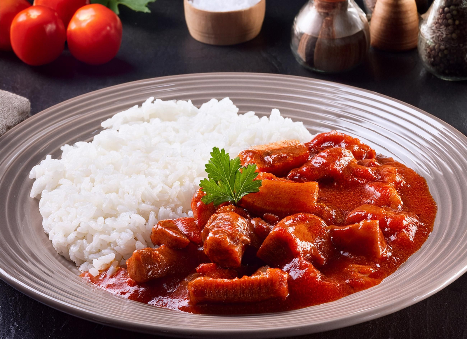 Panceta guisada en salsa roja con arroz Basmati