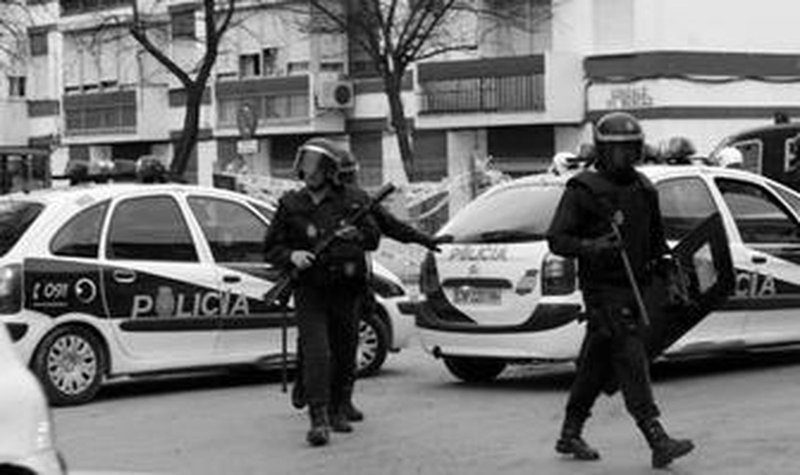 Por la tarde hubo un gran despliegue policial en la calle Gonzalo de Berceo, donde continuaron los incidentes con la quema de contenedores y un coche.