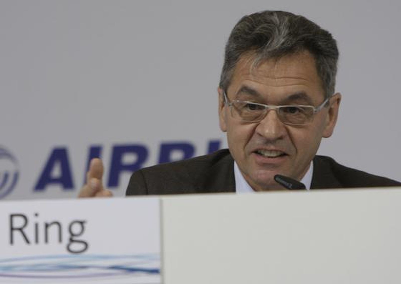 El presidente de EADS, Louis Gallois, acompañado del presidente de Airbus, Thomas Enders y el presidente de la división militar del fabricante europeo de aviones, Domingo Urena-Raso, ha fijado el 31 de enero de 2010 como fecha final para las negociaciones con los gobiernos europeos.

Foto: Agencias/ Jose Ángel García