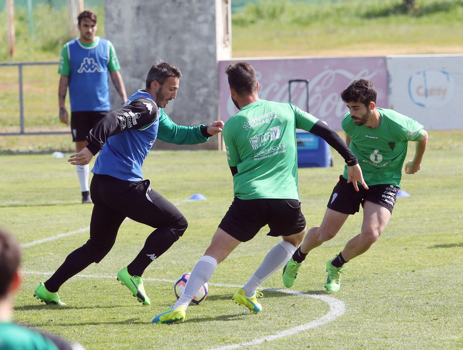 Piovaccari, ante la atenta mirada de Samu de los Reyes, intenta marcharse de la presión de Domingo Cisma y Caro.