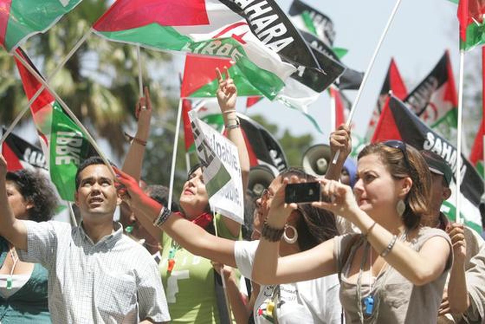 Unas 200 personas reclaman el Sahara libre antes el Consulado de Marruecos donde les responden unos 30 marroquíes gritando y besando la bandera de su país./Fotos:J.M.Quiñones

Foto: J.M.Q.