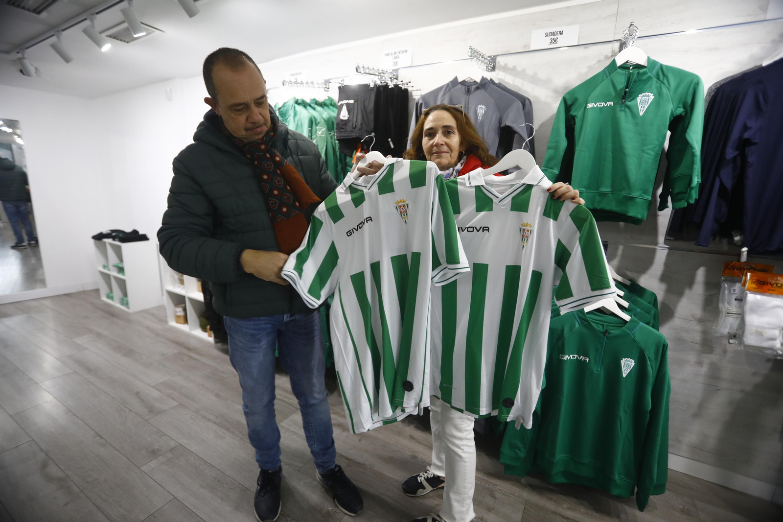 La venta de las equipaciones del Córdoba CF de esta temporada, en imágenes