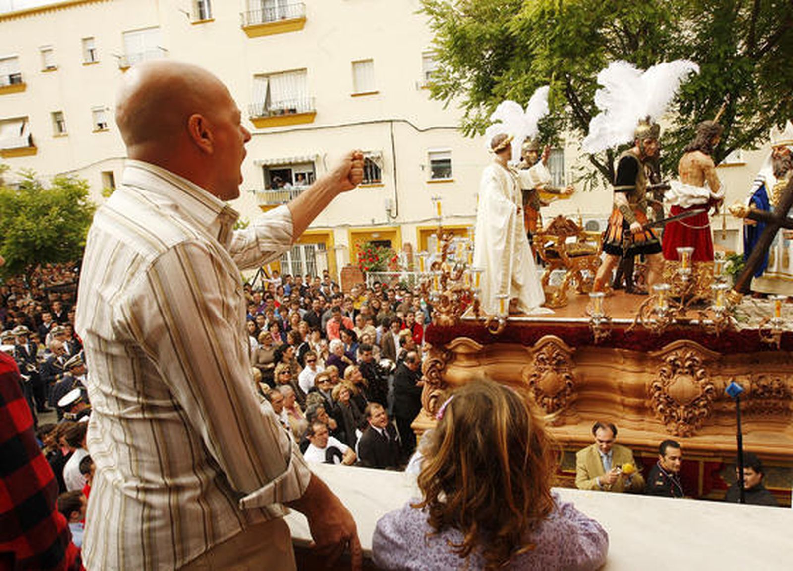 El saetero clava su cante en el misterio del Desprecio del Pueblo nada más salir de la parroquia de Fátima.  Foto: Juan Carlos Toro