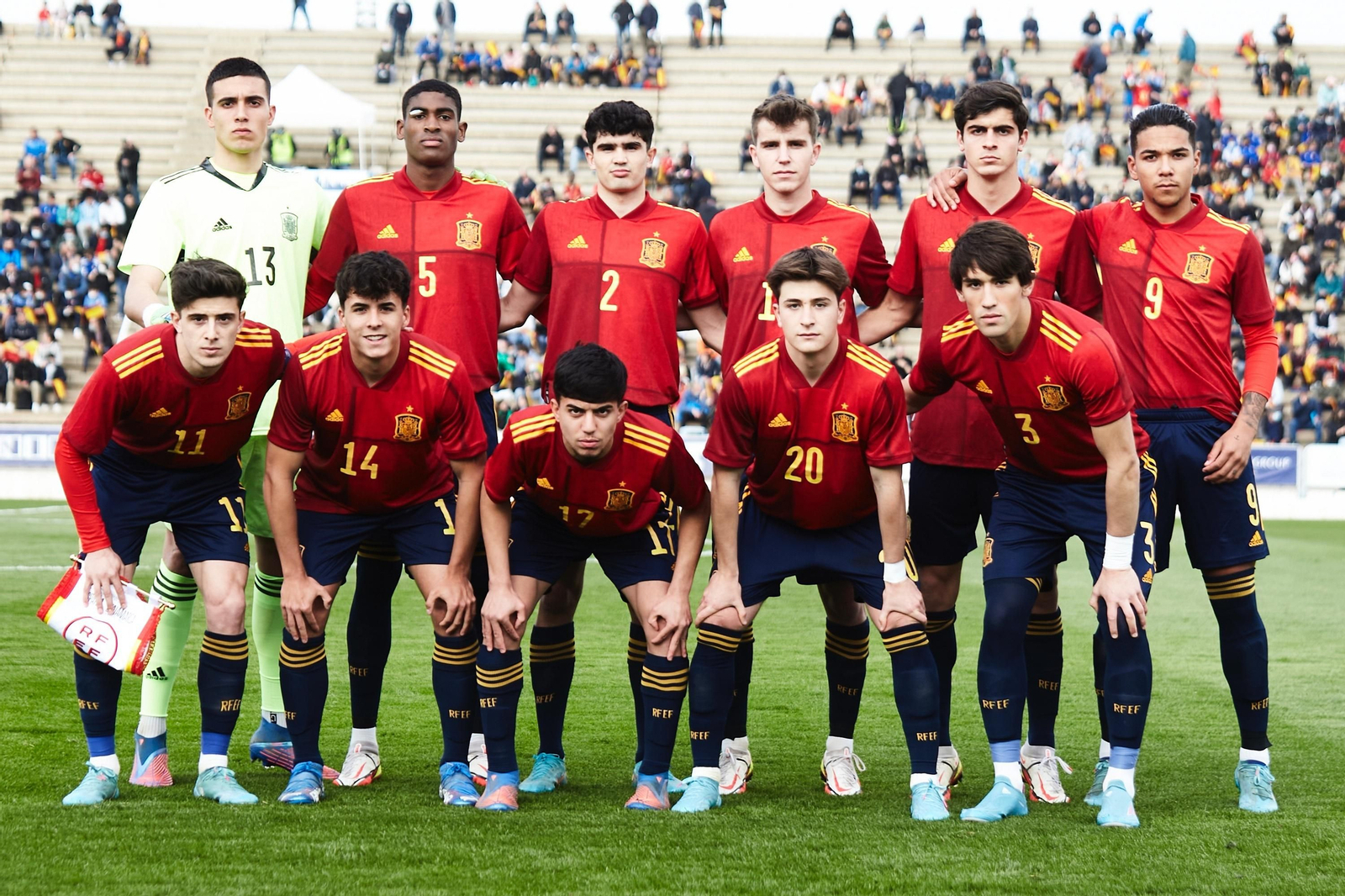 Formación de España sub 19 ante Dinamarca, con Juanlu el segundo de pie por la derecha.