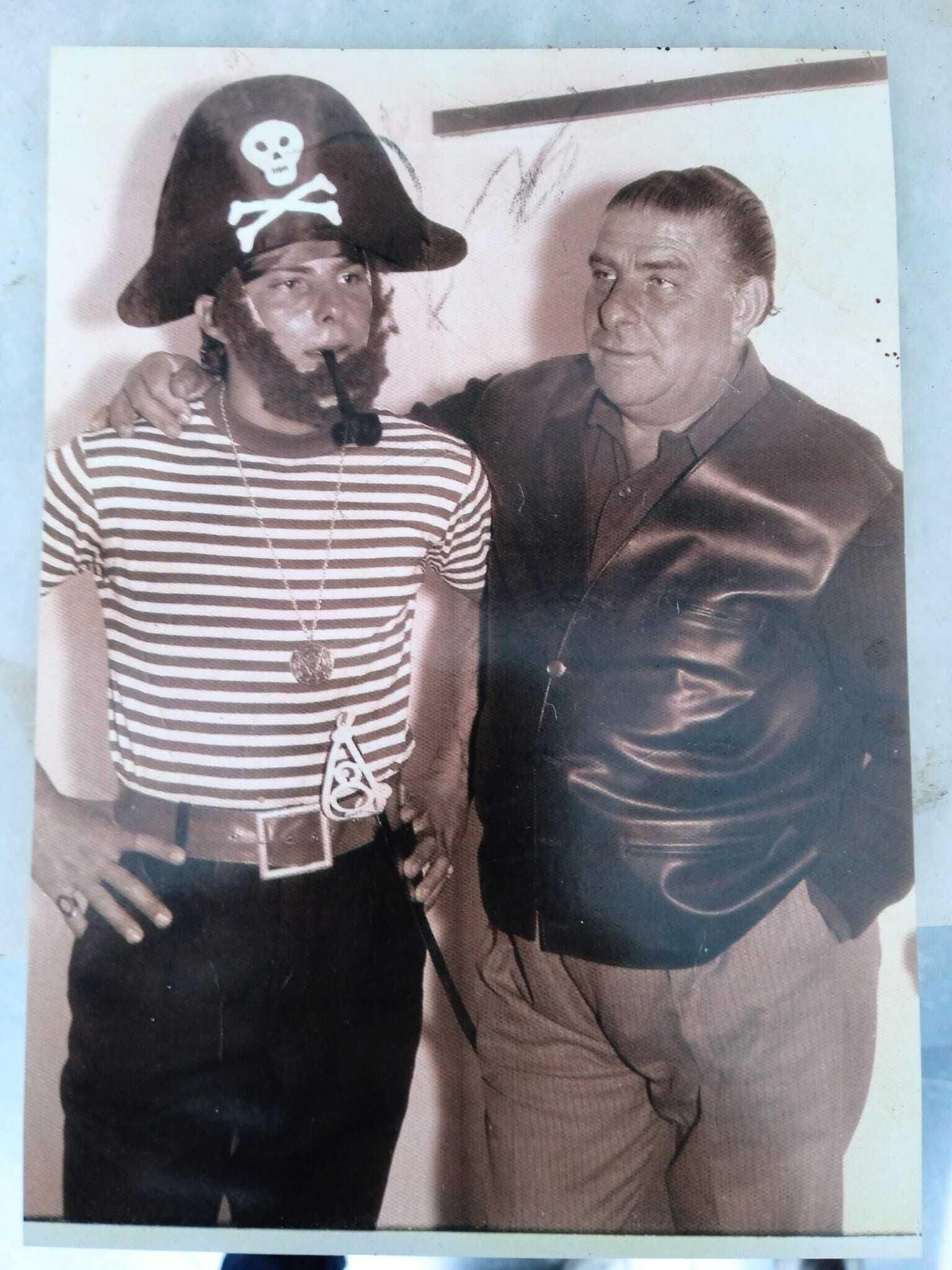 Paco Scapachini con el tipo de 'Los bucaneros' junto a su padre Felipe.
