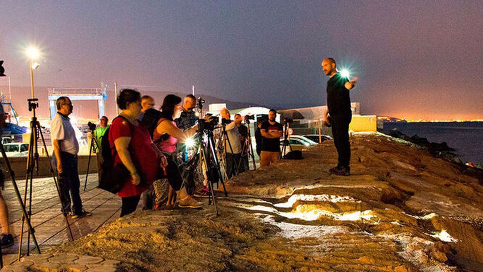 Explicaciones de Blas Fuentes durante una ruta fotográfica.