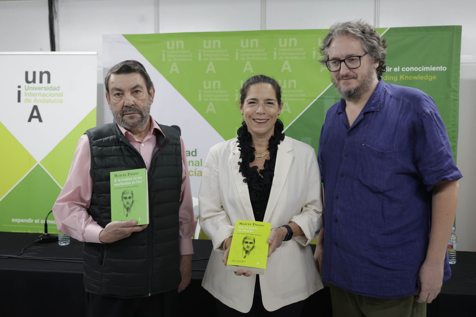 El traductor Mauro Armiño, la directora del Instituto Francés de Sevilla Marie Grangeon-Mazat y el editor David González Romero.